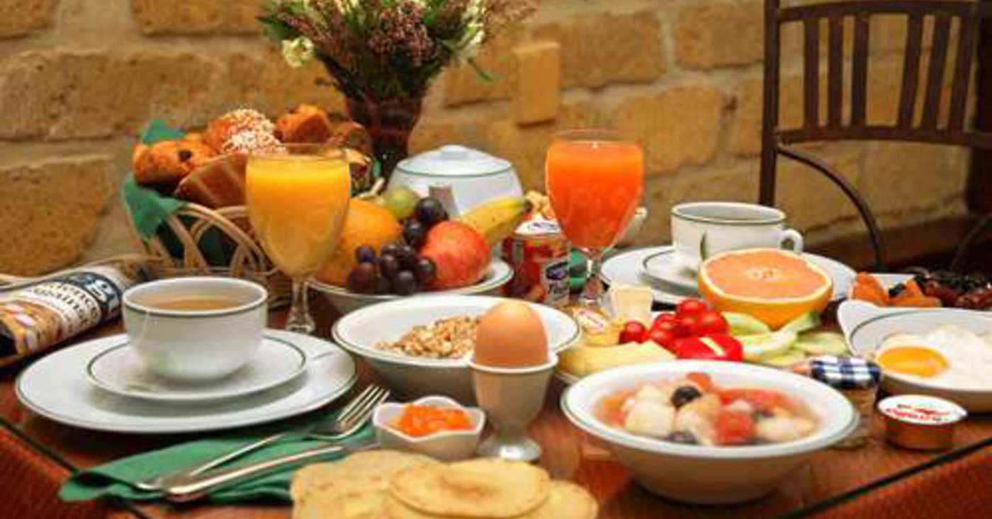 Воскресный завтрак для всей семьи. Завтрак для всей семьи. Воскресный завтрак. Воскресный семейный завтрак. Сервировка праздничного завтрака.